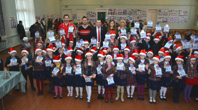 Діти з Донецької області отримали понад 60 тисяч подарунків від ХК «Донбас»